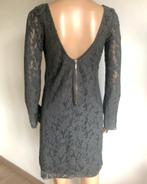 Belle robe en dentelle grise à dos ouvert Trf (taille S) NEW, Neuf, Gris, Enlèvement ou Envoi, Trf