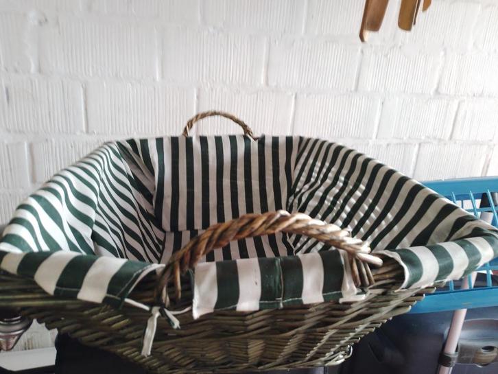 Grote rieten manden gevoerd heel goede kwaliteit., Huis en Inrichting, Woonaccessoires | Schalen en Manden, Zo goed als nieuw