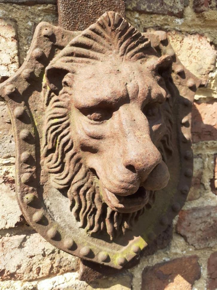 Gietijzeren fonteinmond, wapenschild, leeuwenkop., Tuin en Terras, Waterpartijen en Fonteinen, Zo goed als nieuw, Fontein, Gietijzer