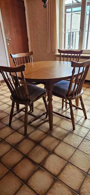 gereserveerd voor Valerie: houten keukentafel met 4 stoelen beschikbaar voor biedingen