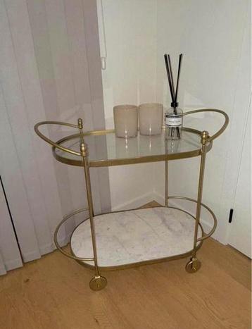 Serveertafel van goudkleurig metaal, glas en wit marmer beschikbaar voor biedingen