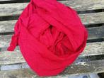 Rode sjaal in lichte stof., Kleding | Dames, Mutsen, Sjaals en Handschoenen, Ophalen of Verzenden, Sjaal, Zo goed als nieuw