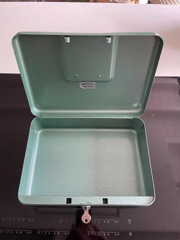 Retro Geldkoffer met 2 sleutels beschikbaar voor biedingen