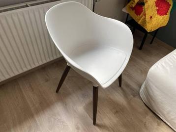White Ikea chair beschikbaar voor biedingen