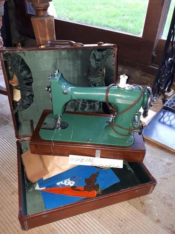 oude borduurmachine + oude samsonite (1940)