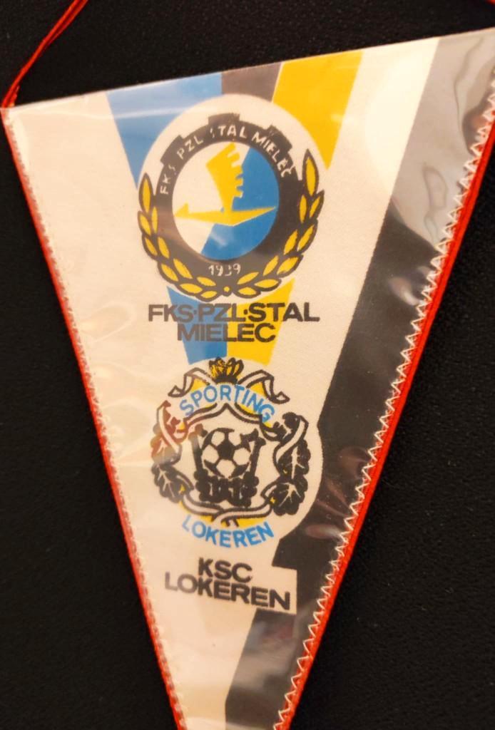 Sporting Lokeren ksc Mielec 1982 unieke vintage vaandel, Verzamelen, Sportartikelen en Voetbal, Zo goed als nieuw, Spel, Ophalen of Verzenden