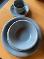 vaisselle grise pour 12 personnes, Maison & Meubles, Enlèvement, Assiettes(s)