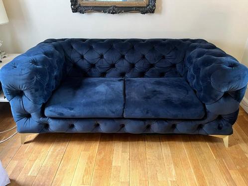 Donkerblauwe chesterfield-look bank, Huis en Inrichting, Zetels | Zetels, Gebruikt, Rechte bank, Tweepersoons, 150 tot 200 cm