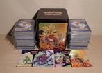 Pokémon kaarten + doos + stickers, Hobby en Vrije tijd, Verzamelkaartspellen | Pokémon, Ophalen, Nieuw, Meerdere kaarten
