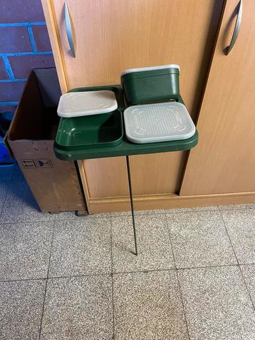 Drennan voederstaander+potjes. Zeer weinig gebruikt. beschikbaar voor biedingen