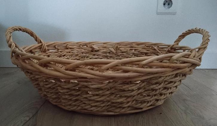 Mandje riet/touw, Huis en Inrichting, Woonaccessoires | Schalen en Manden, Zo goed als nieuw, Mand, Rond, Riet, Ophalen of Verzenden