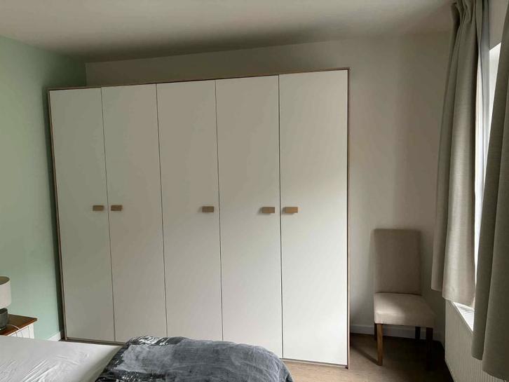 Kleerkast in Gent - 5-deurs kledingkast - Hout & wit, Huis en Inrichting, Kasten | Kleerkasten, Gebruikt, 200 cm of meer, 200 cm of meer