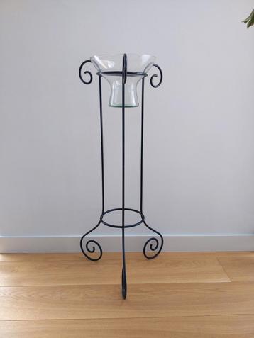 Vaas met metalen statief beschikbaar voor biedingen