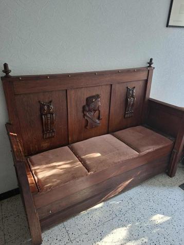 Eiken bank met opbergruimte beschikbaar voor biedingen