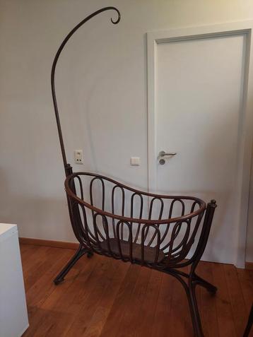 Berceau Thonet antique disponible aux enchères