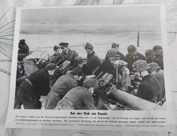 Duitse WO2 (Bei der Flak am kanal) kriegsberichter foto, Verzamelen, Militaria | Tweede Wereldoorlog, Landmacht, Foto of Poster