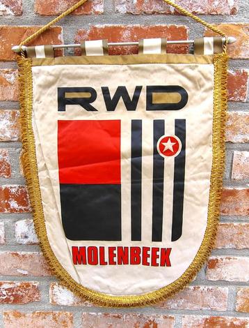 RWD Molenbeek RWDM 1980s mooie grote vintage voetbal vaandel beschikbaar voor biedingen