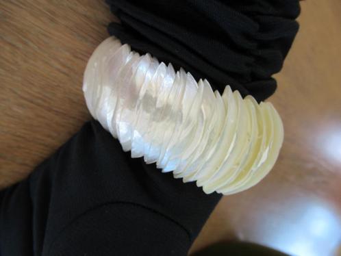 armband-parelmoer-schelpjes-zomers-boho-VINTAGE, Handtassen en Accessoires, Antieke sieraden, Armband, Ophalen of Verzenden