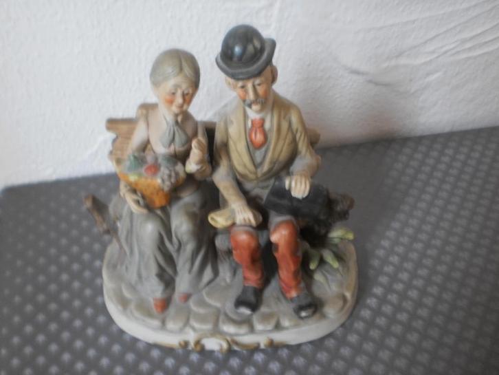 Beeldje ouder koppel op bankje, Verzamelen, Beelden en Beeldjes, Zo goed als nieuw, Mens, Ophalen of Verzenden