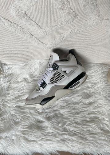 Air Jordan 4 Military Zwart beschikbaar voor biedingen