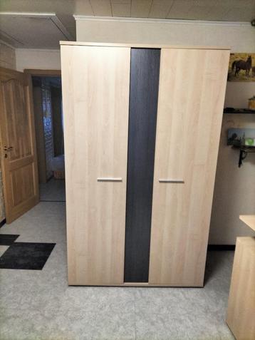 kleerkast beschikbaar voor biedingen