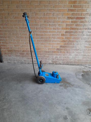 PNEUMATISCHE KRIK 22 TON TE KOOP 