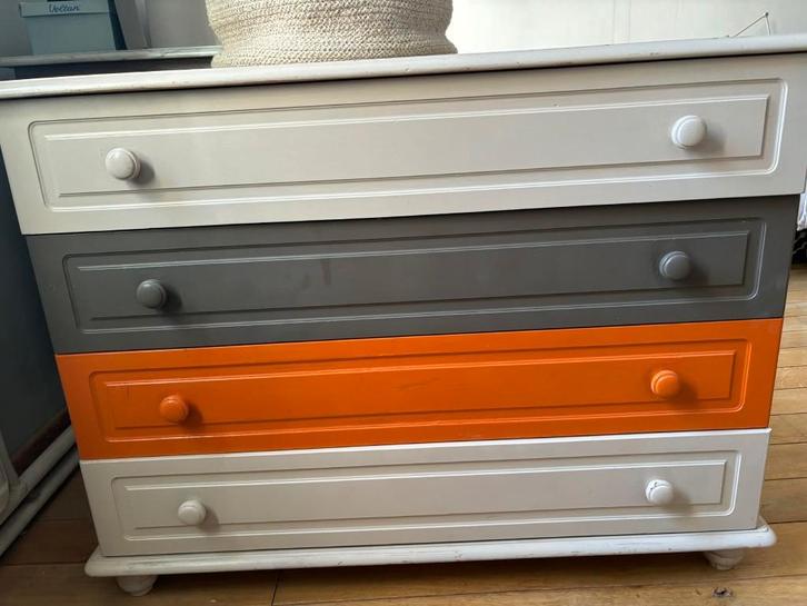 Leuke houten commode met speelse look – 4 lades, Huis en Inrichting, Kasten | Dressoirs, Gebruikt, Ophalen