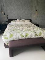 Bed + 2 nachtkastjes van hout met gietijzer kader + poef., Ophalen, Gebruikt, Bruin
