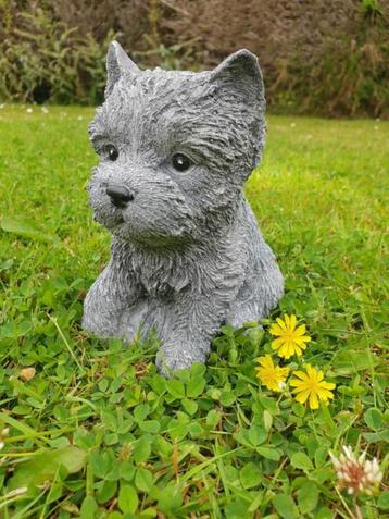 schatig tuinbeeldje van een puppy hondje beschikbaar voor biedingen