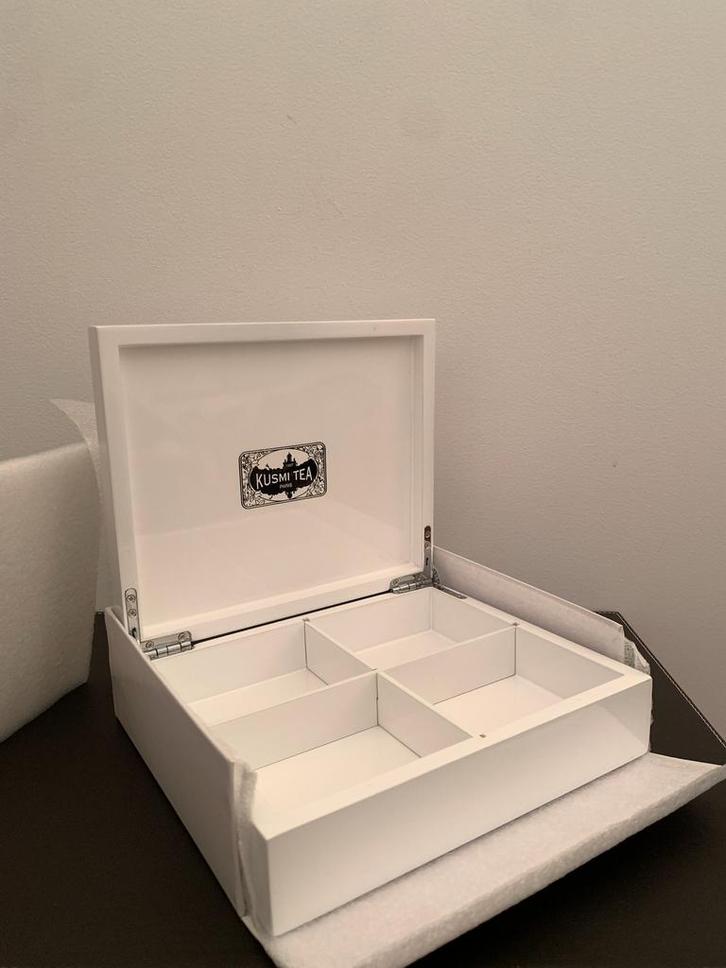NIEUW • KUSMI TEA theedoos/presentatiedoos, Hobby en Vrije tijd, Theezakjes, Opbergdoos, Ophalen of Verzenden
