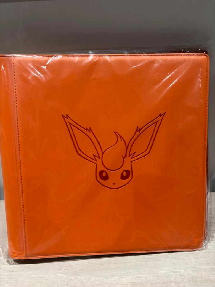 Flareon VMAX 12-Pocket Binder china exclusive map, Hobby en Vrije tijd, Verzamelkaartspellen | Pokémon, Zo goed als nieuw, Ophalen of Verzenden