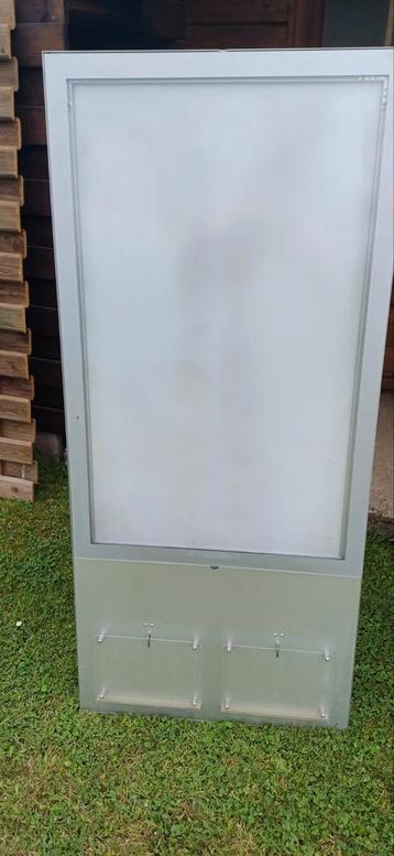 Panneau publicitaire lumineux.  beschikbaar voor biedingen