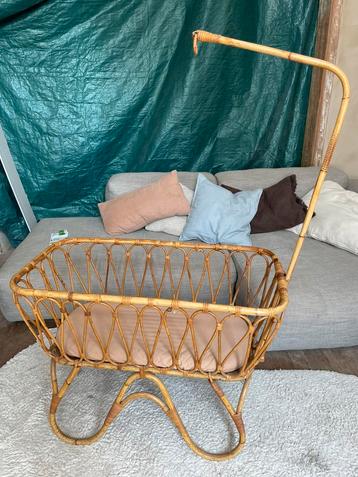 Rotan babywieg beschikbaar voor biedingen