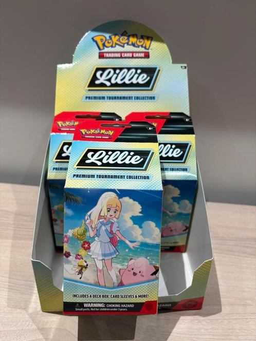 Lillie Premium Tournament Collection Pokémon TCG, Hobby en Vrije tijd, Verzamelkaartspellen | Pokémon, Ophalen of Verzenden