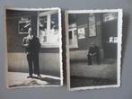 2 oude fotootjes cafe estaminet emaille borden aan muur, Verzamelen, Foto's en Prenten, Verzenden, Foto, Zo goed als nieuw, 1940 tot 1960