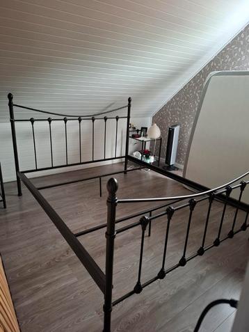 Ijzeren bed beschikbaar voor biedingen
