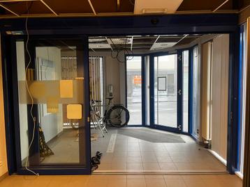 Automatische schuifdeur beschikbaar voor biedingen