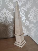 Obelisk in travertin, Zo goed als nieuw, Ophalen