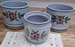 3 Vintage Duitse GDR lichtblauwe bloempotten met bloemen, Tuin en Terras, Bloempotten, Gebruikt, -, -, Rond