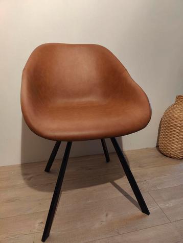 Moderne cognackleurige kuipstoel – Scandinavisch / industrie beschikbaar voor biedingen