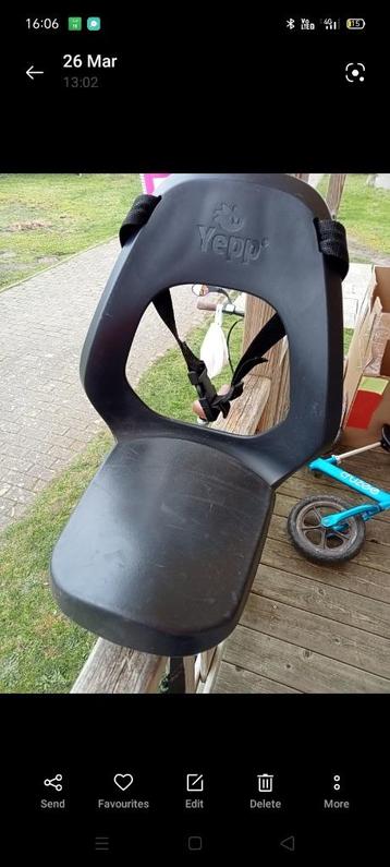 Siège de vélo pour enfant avec deux repose-pieds. 