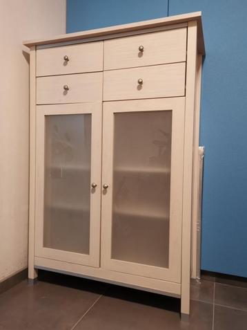 Opbergkast met glazen deuren en lades beschikbaar voor biedingen