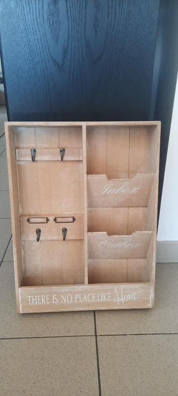 Wandrekje / sleutel- en brievenkastje in hout. beschikbaar voor biedingen