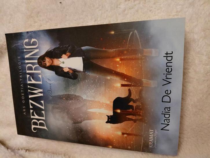 Nadia De Vriendt - 1 Bezwering, Livres, Thrillers, Comme neuf, Enlèvement ou Envoi