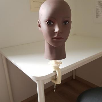hoofdsteun met tafelhouder voor pruik of haarstukje  beschikbaar voor biedingen
