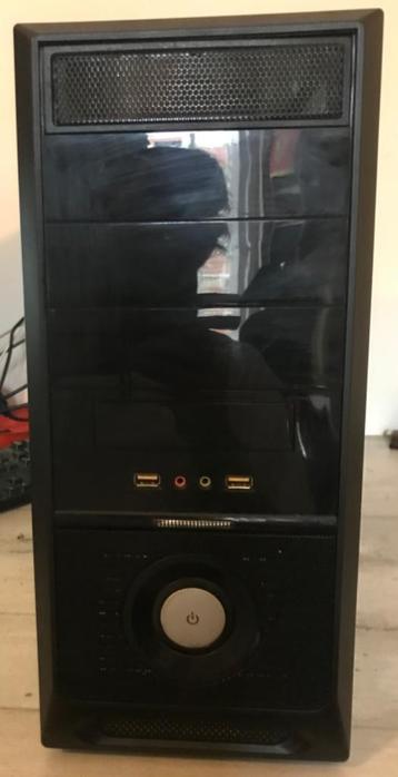 zwarte ATX pc-behuizing beschikbaar voor biedingen