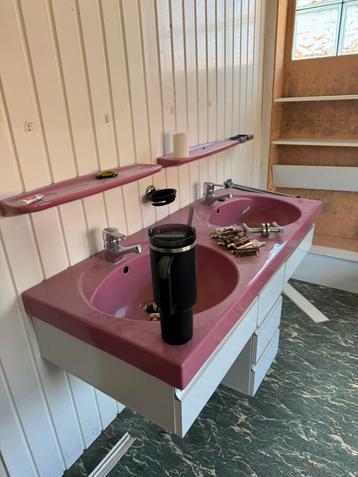 Vintage badkamer beschikbaar voor biedingen