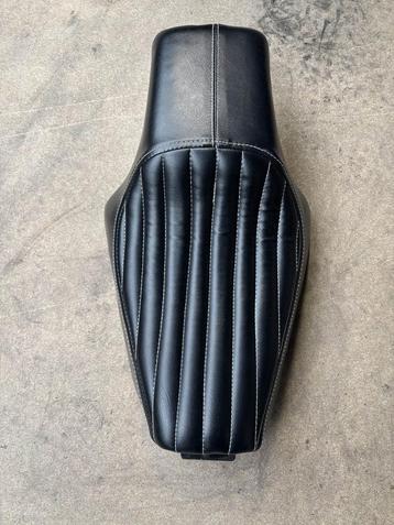 Harley-Davidson Sportster Solo Zadel – Classic Ribbed Design beschikbaar voor biedingen