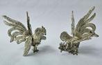 Verzilverde bronzen beeldjes 2 vechtende hanen, Antiek en Kunst, Ophalen
