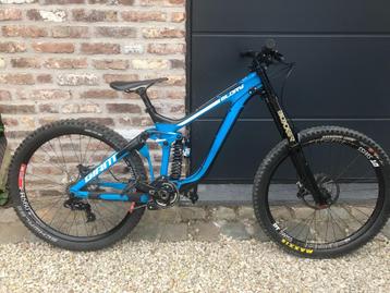 GIANT GLORY DOWNHILL, HIGH-END CARBON IN ZEER GOEDE STAAT beschikbaar voor biedingen